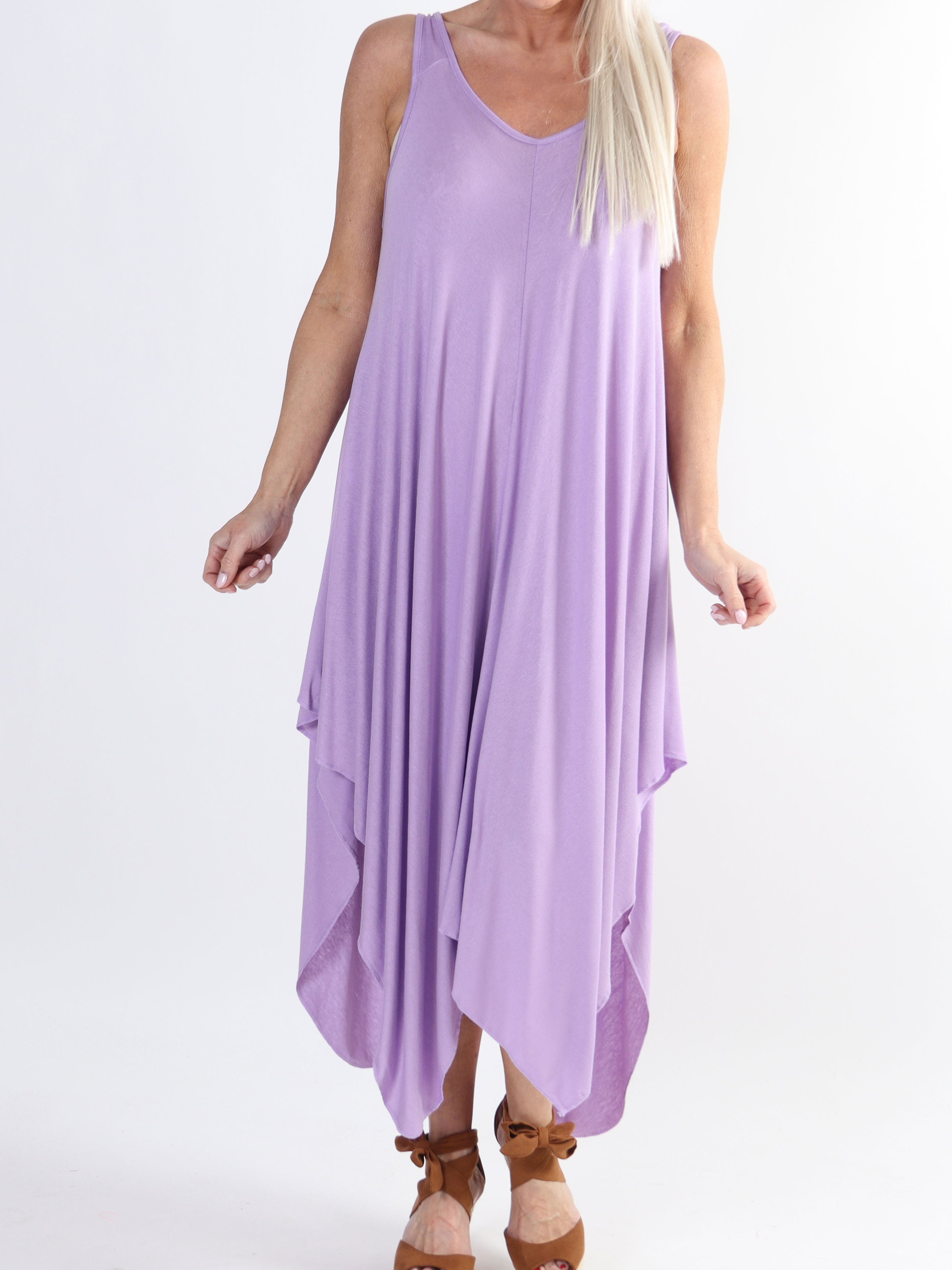 Veronica - Ensfarvet plus size kjole med brede stropper